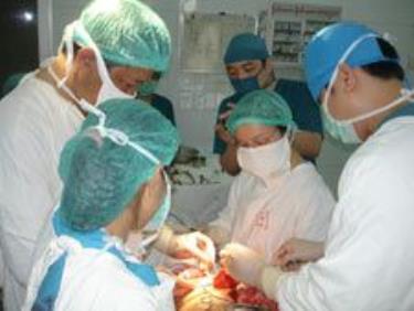 Các bác sĩ tiến hành ca phẫu thuật