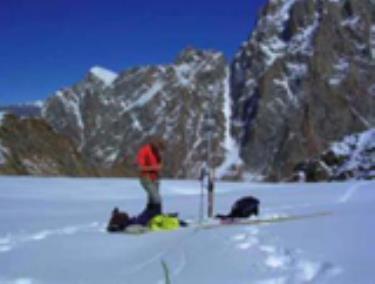 Một sông băng ở dãy núi Himalaya.