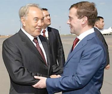 Tổng thống Kazakhstan, Nursultan Nazarbayev (trái) đón tiếp Tổng thống Nga, Dmitry Medvedev, ở Astana 
 
