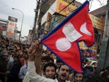 Người Nepal đổ ra đường với lá cờ Nepal trên đó có dòng hữ “Cộng hòa Nepal”