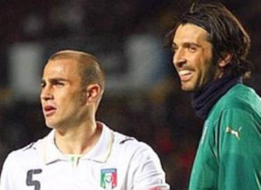 Buffon và Cannavaro vẫn là trụ cột không thể thay thế ở hàng thủ tuyển Italy.