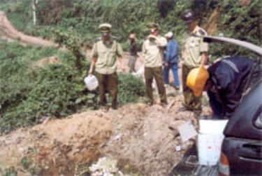 Chi cục Quản lý thị trường tiêu hủy sản phẩm gia cầm lậu tại bãi rác Tuần Quán, thành phố Yên Bái.

