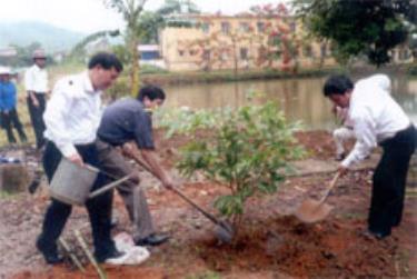 Các đồng chí lãnh đạo tỉnh và huyện trồng cây, phát động phong trào bảo vệ môi trường.