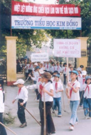 Thầy và trò Trường tiểu học Kim Đồng, thị xã Nghĩa Lộ hưởng ứng “chiến dịch làm cho thế giới sạch hơn”. (Ảnh: Nguyễn Xuân Tình)

