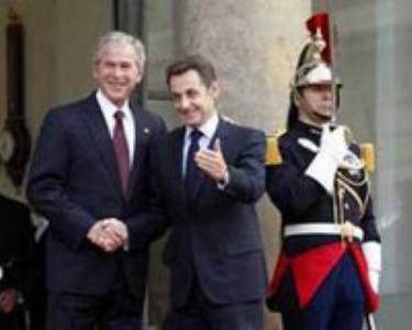 TT Sarkozy đón ông Bush tại Điện Elysee