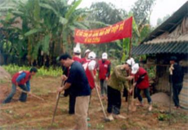 Hội viên Hội Chữ thập đỏ thành phố Yên Bái tham gia xoá nhà dột nát cho gia đình bà Phạm Thị Oanh - Tổ 3, phường Yên Ninh, T.P
Yên Bái.
