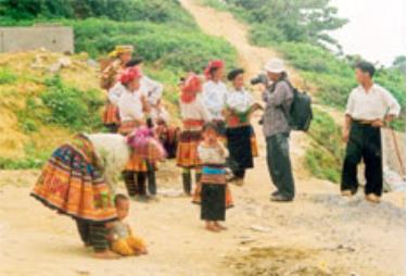 Hội viên Hội Văn học Nghệ thuật Yên Bái sáng tác ảnh ở vùng cao Phình Hồ (Trạm Tấu). (Ảnh: Quyết Thắng)

