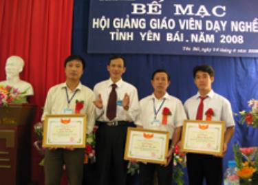 Các thí sinh đạt giải nhất, nhì hội giảng.