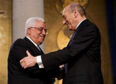 Tổng thống Mahmoud Abbas (trái) và Thủ tướng Israel Ehud Olmert tại Hội nghị Trung Đông ở Annapolis, Mỹ, tháng 11/2007.