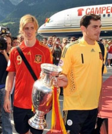 Hai người hùng Euro 2008 của Tây Ban Nha - Torres (trái) và Casillas.