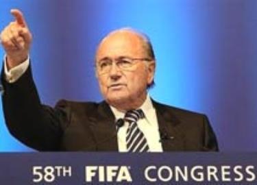 Sepp Blatter đang đổ thêm dầu vào lửa?