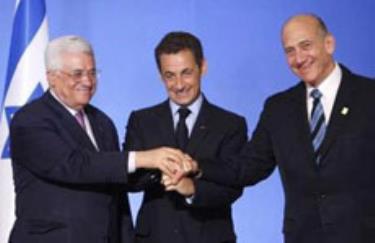 Thủ tướng Israel Ehud Olmert (phải) bắt tay Tổng thống Pháp Nicolas Sarkozy (giữa) và Tổng thống Palestine Mahmoud Abbas sau cuộc họp báo chung ở Điện Elysee Palace hôm 13/7