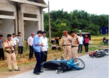 Lực lượng Cảnh sát giao thông đang kiểm tra hiện trường của một vụ tai nạn nghiêm trọng do người điều khiển xe máy thiếu chú ý quan sát khi tham gia giao thông.

