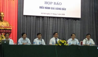 Lần đầu tiên lãnh đạo Chính phủ tham gia họp báo điều chỉnh giá xăng dầu.