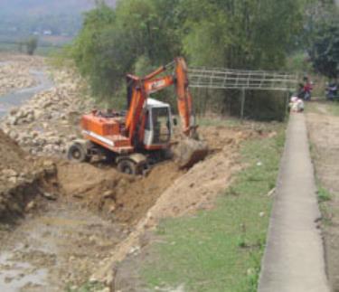 Các Công ty xây lắp thủy lợi trong tỉnh đang khẩn trương thi công nạo vét Ngòi Thia trước mùa mưa năm 2008.