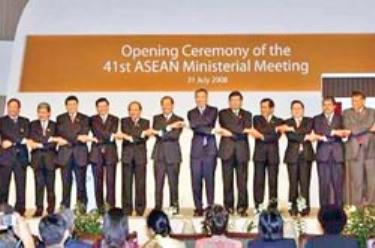 Bộ trưởng Ngoại giao các nước ASEAN thể hiện sự đoàn kết tại hội nghị.
