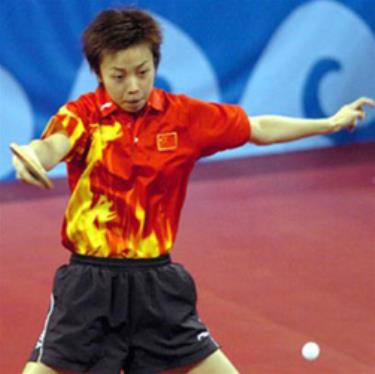 Zhang Yining, người đoạt HCV nội dung đơn và đôi nữ bóng bàn tại Olympic Athens 2004. Tại Olympic Bắc Kinh 2008, Zhang Yining tiếp tục là hi vọng vàng của Trung Quốc 
