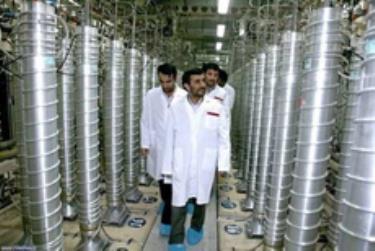 Tổng thống Iran Mahmoud Ahmadinejad (người đi đầu) tới thăm cơ sở làm giàu uranium ở Natanz