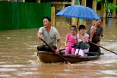 Ra khỏi vùng nguy hiểm bằng thuyền nan trên 