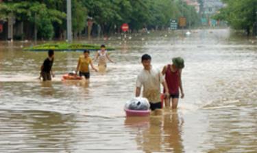 Người dân thành phố sơ tán khỏi vùng nguy hiểm.