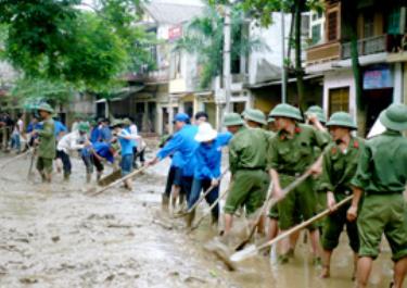 Lực lượng tình nguyện đang khẩn trương dọn bùn đất để thông các tuyến đường chính.