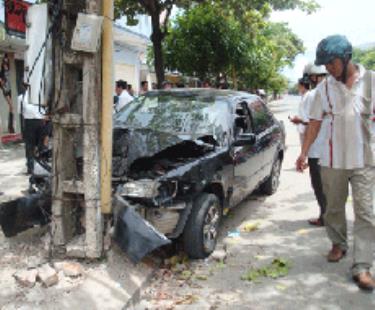 Chiếc xe bị đâm hỏng hoàn toàn phần đầu. 
