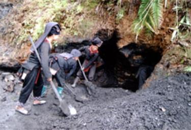 Phía sau trụ sở UBND xã Suối Quyền khoảng 1km, một nhóm người đang khai thác than trái phép ngay dưới chân núi Suối Bó.
