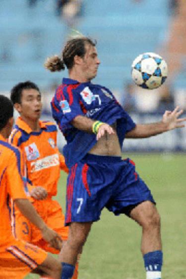 Đà Nẵng (áo cam) buộc Kesley và đồng đội phải nhận thất bại ở trận cuối V-League 2008.