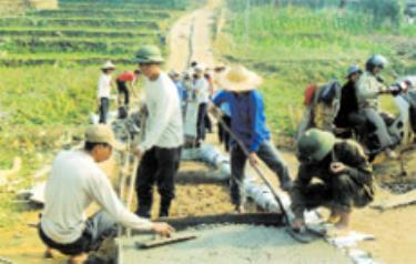 Đến nay, toàn tỉnh đã mở mới và nâng cấp trên 5.500km đường giao thông nông thôn theo phương châm Nhà nước và nhân dân cùng làm.