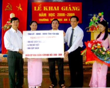 Phó bí thư Thường trực Tỉnh ủy Yên Bái trao gần 1.000 bộ sách giáo khoa, 4.780 bút và gần 1.000 cặp cho học sinh Văn Yên.