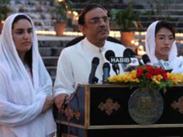 Ông Asif Ali Zardari xuất hiện cùng hai con gái trong buổi tiệc tối mừng thắng lợi tại Islamabad hôm 6-9.