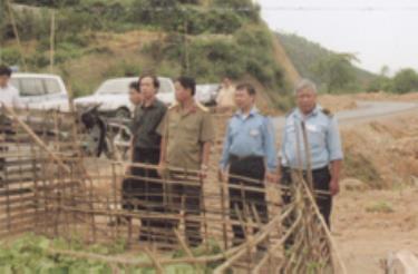 Lãnh đạo Sở GTVT và lực lượng TTGT kiểm tra những điểm vi phạm hành lang ATTG trên quốc lộ 32.