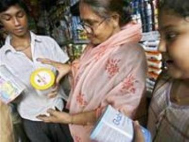 Người tiêu dùng Bangladesh cảnh giác với sữa từ Trung Quốc 
