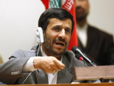 Tổng thống Iran Mahmoud Ahmadinejad trả lời tại một cuộc họp báo ngày 23-9. Ông chỉ được cấp visa vào Mỹ phút chót.