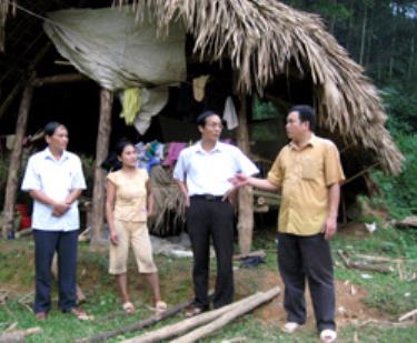 Lãnh đạo Ban chỉ đạo phòng chống lụt bão huyện Lục Yên kiểm tra tình hình tại nhưng nơi có nguy cơ cao.