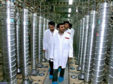 Tổng thống Iran Mahmoud Ahmadinejad thăm cơ sở làm giàu uranium Natanz.