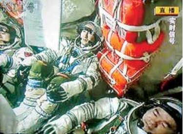 Các phi hành gia Trung Quốc trong khoang tàu vũ trụ Thần Châu 7.