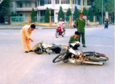 Lực lượng công an xử lý một vụ tai nạn giao thông tại khu vực Km5 đường Đinh Tiên Hoàng (thành phố Yên Bái)
(Ảnh: Xuân Ngà)
