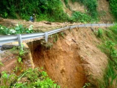 Sạt lở ta luy âm gây hư hỏng nền và mặt đường trên tuyến Mậu A-Tân Nguyên.