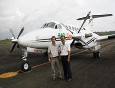 Ông Đoàn Nguyên Đức và ông Nguyễn Thành Trung trong chuyến bay đầu tiên của chiếc Beechcraft King Air 350 - Ảnh: TPO