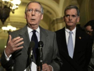 Lãnh đạo phe thiểu số thượng viện Mitch McConnell (trái) cho rằng dự luật 