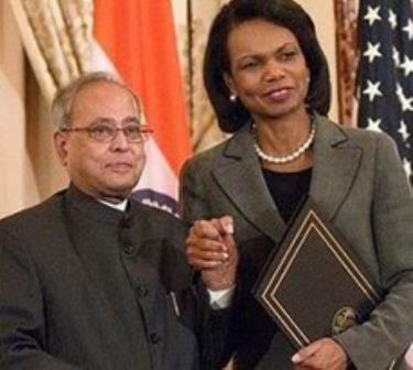 Ngoại trưởng Mỹ Condoleezza Rice (bên phải) và người đồng cấp Ấn Độ Pranab Mukherjee. 
