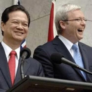 Thủ tướng Nguyễn Tấn Dũng và Thủ tướng Australia Kevin Rudd vui vẻ gặp gỡ báo giới tại Thủ đô Canberra sau cuộc hội đàm.