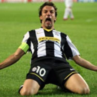 Del Piero tiếp tục tỏa sáng với cú sút tuyệt đẹp mở tỉ số.

