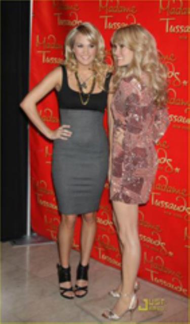 Carrie Underwood bên cạnh bức tượng sáp của cô tại bảo thàng Madame Tussauds, New York.
