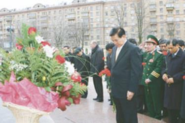 Chủ tịch nước Nguyễn Minh Triết đặt vòng hoa
tại tượng đài Chủ tịch Hồ Chí Minh ở Moscow