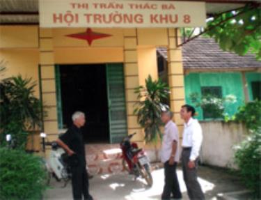 Hội trường khu phố được xây dựng khang trang là nơi hội họp, sinh hoạt văn hóa của nhân dân trong khu phố.

