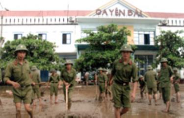 Cán bộ chiến sỹ Bộ CHQS tỉnh tham gia khắc phục hậu quả bão lũ tại khu vực Ga Yên Bái.
(Ảnh: Thanh Năm)