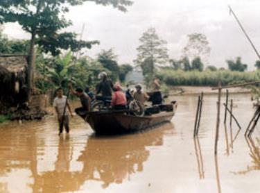 Đường Yên Bái - Khe Sang (đoạn qua xã Đào Thịnh - Trấn Yên) chìm nghỉm trong nước. (Ảnh: Đức Thành - Văn Thông)