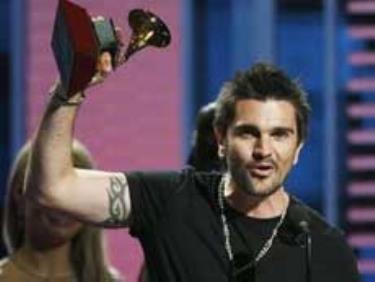 Juanes vui mừng với một trong những giải Latin Grammy 2008 
